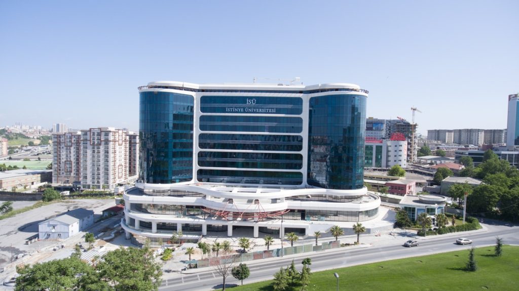 دراسة الطب في جامعة استينيا