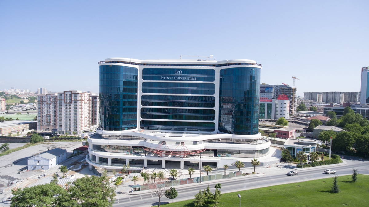 دراسة الطب في جامعة استينيا