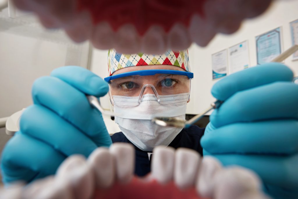 دراسة طب الأسنان بجامعة اسطنبول كينت