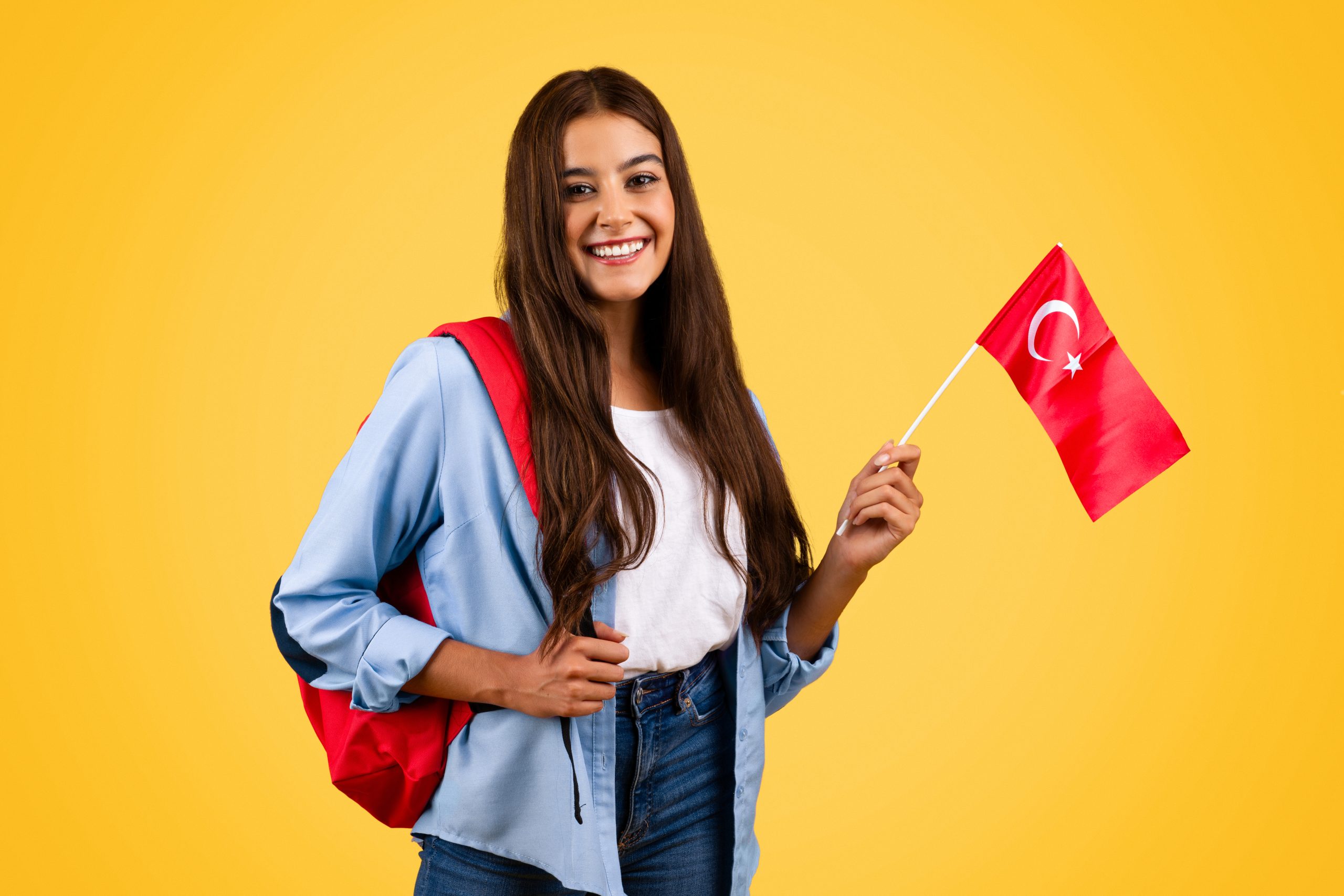 طلاب إعلام وتصميم أزياء في استوديو داخل جامعة Nişantaşı
