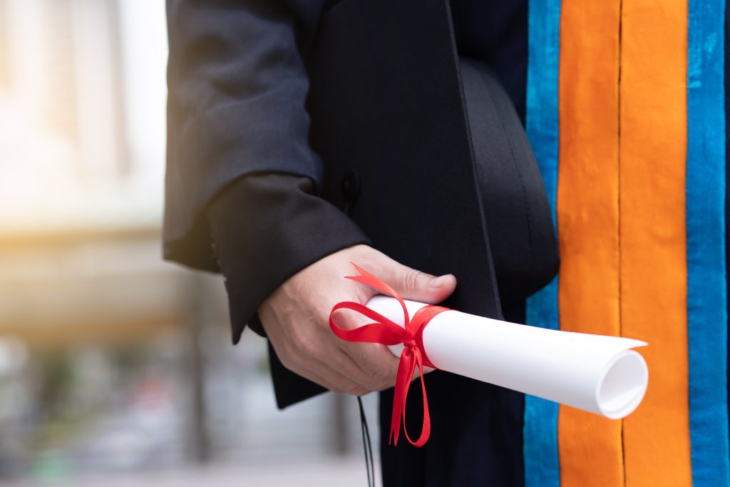 خريج جامعة تركية يتسلّم شهادة مهنية دولية