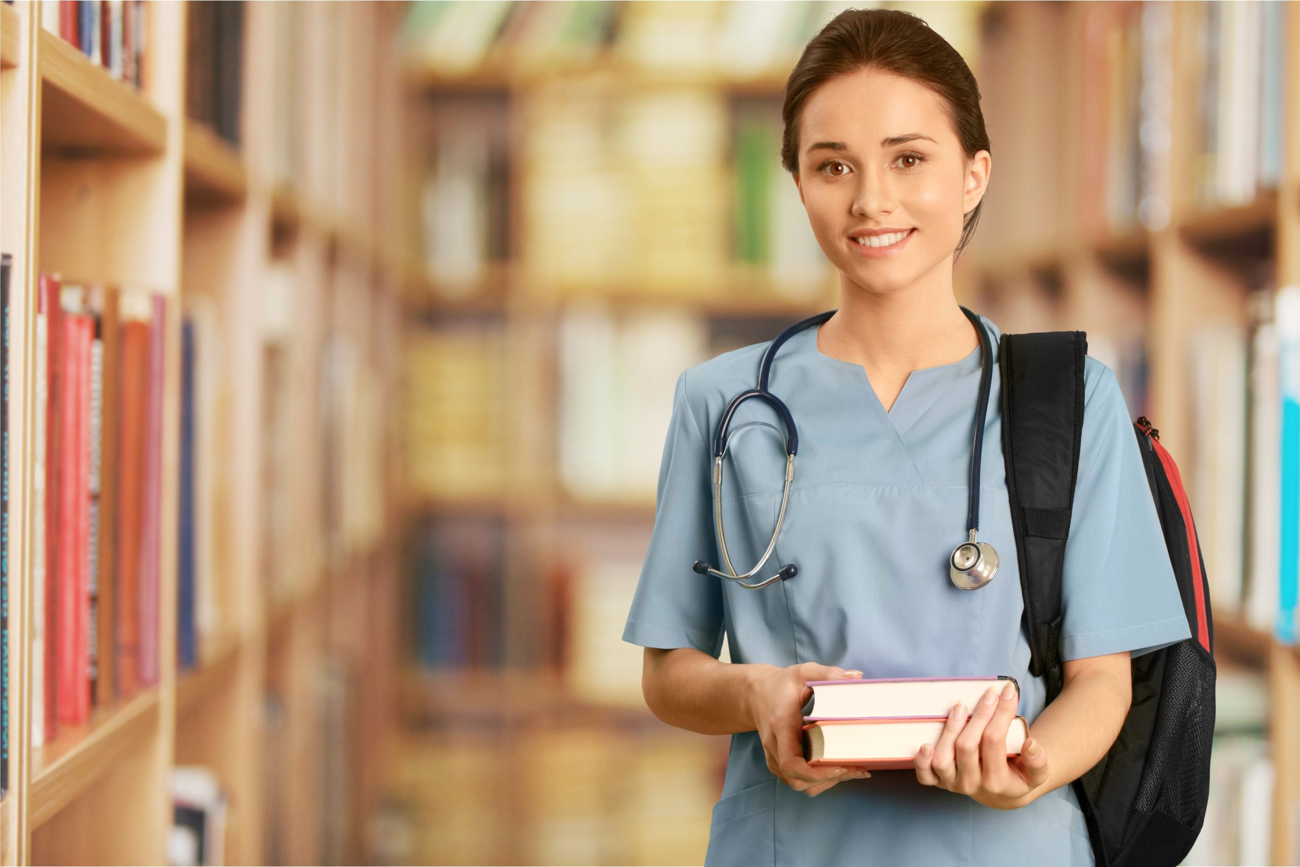 طلاب في مختبر رعاية صحية داخل جامعة Kent في تركيا