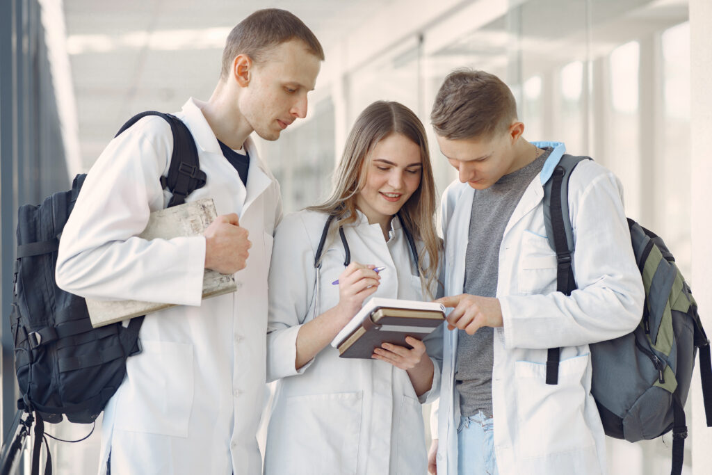 طلاب يدرسون الطب وطب الأسنان في جامعة أوكان إسطنبول