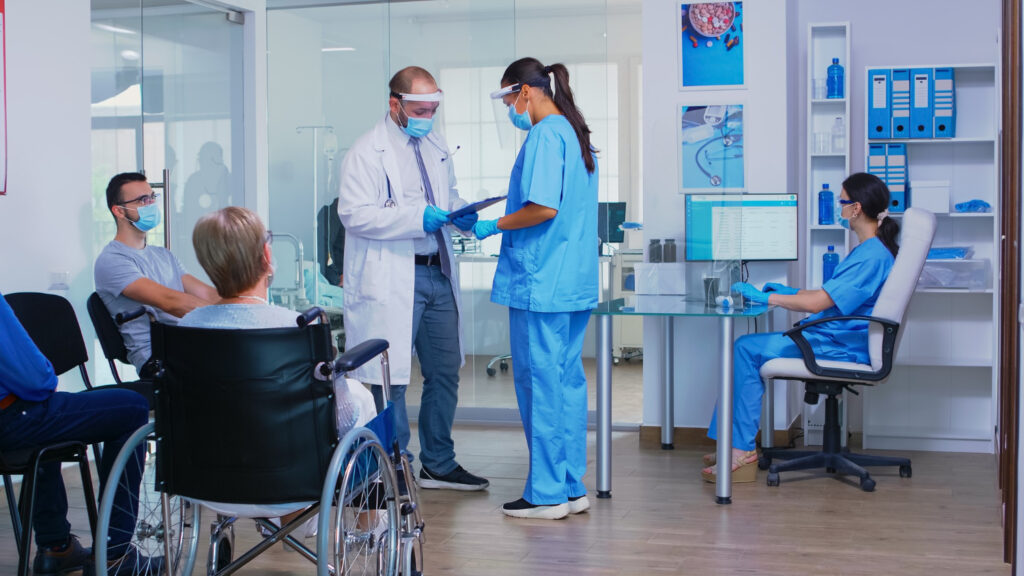 طلاب تمريض في جامعة تركية أثناء التدريب العملي