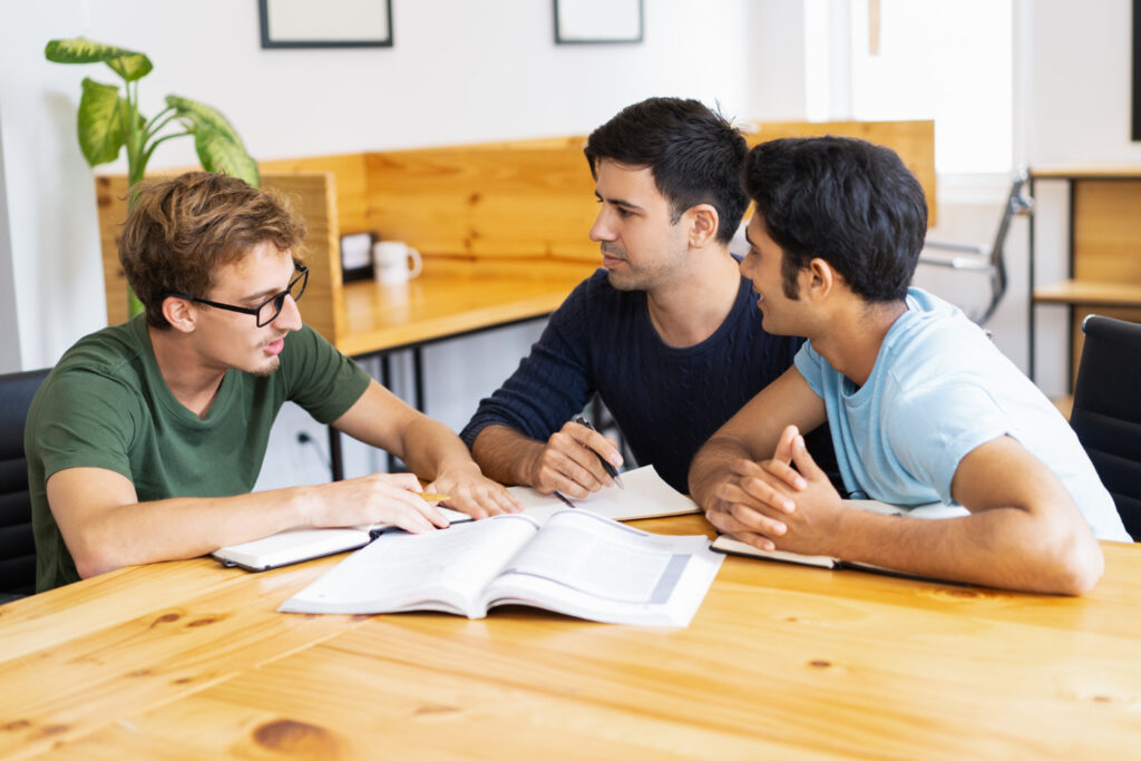 طلاب جامعيون يدرسون في السنة الأولى