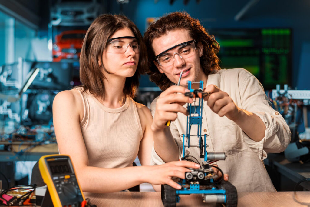 طلاب هندسة داخل مختبر جامعي في تركيا يدرسون الميكاترونيكس والهندسة الكهربائية ضمن تجربة الدراسة في تركيا