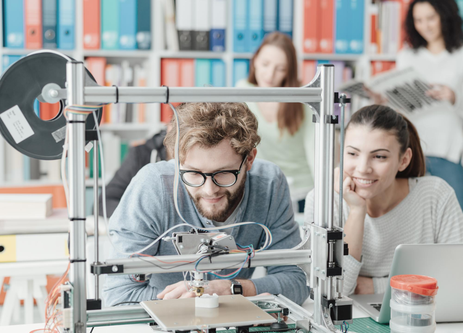 طلاب هندسة في معمل داخل جامعة إيشيك في تركيا