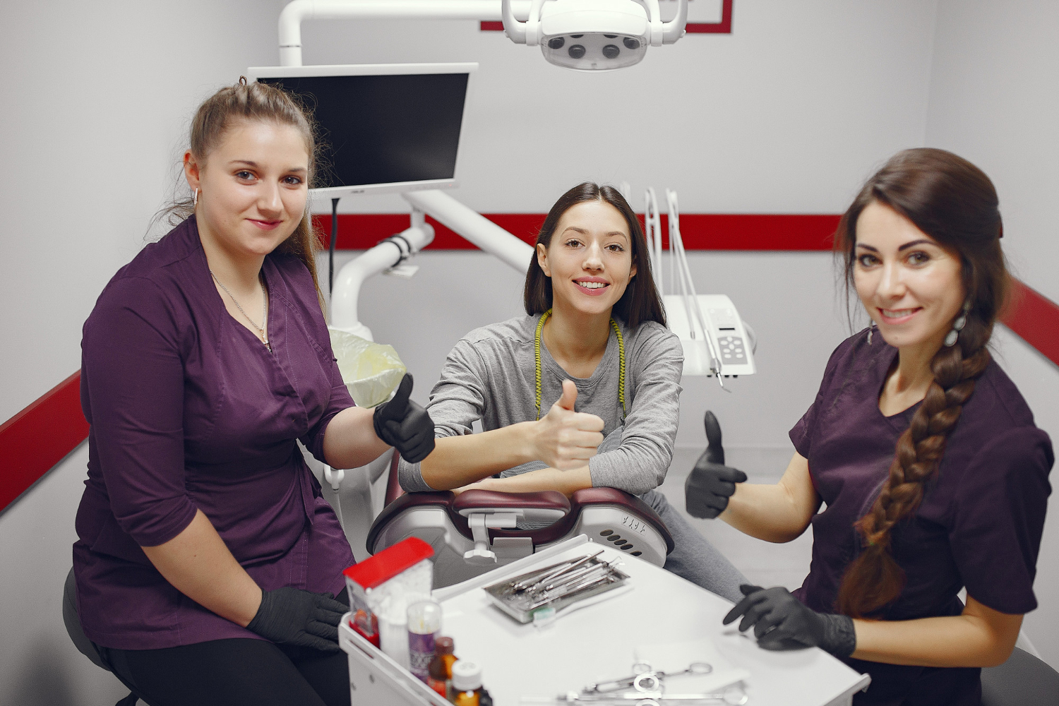 طلاب طب الأسنان في تدريب سريري بجامعة أوكان