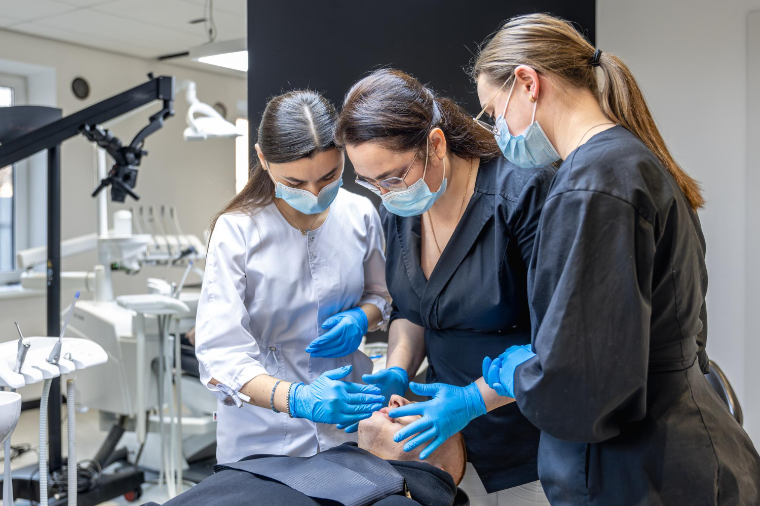 طلاب طب الأسنان في تدريب سريري بجامعة إيشيك